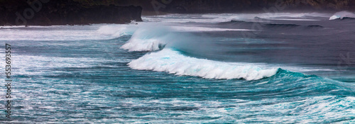 Stürmischen Meer mit hohe Wellen an der Küste von Ribeira Grande, Insel Sao Miguel, Azoren, Portugal, Europa