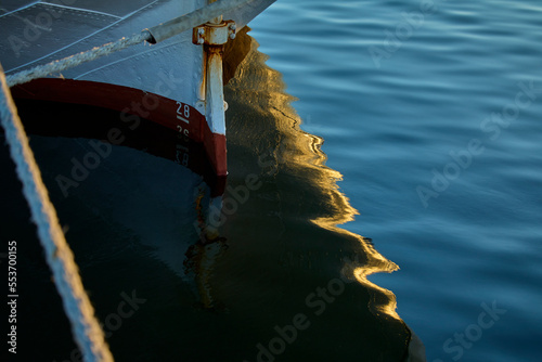 Heck eines alten Schiffs mit romantischer Spiegelung photo