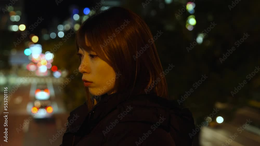 夜の散歩をする女性 夜の散歩をする女性