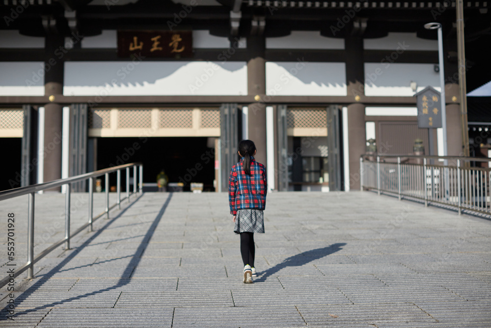 Obraz premium 名古屋覚王山の日泰寺を参拝している小学生の女の子の後ろ姿