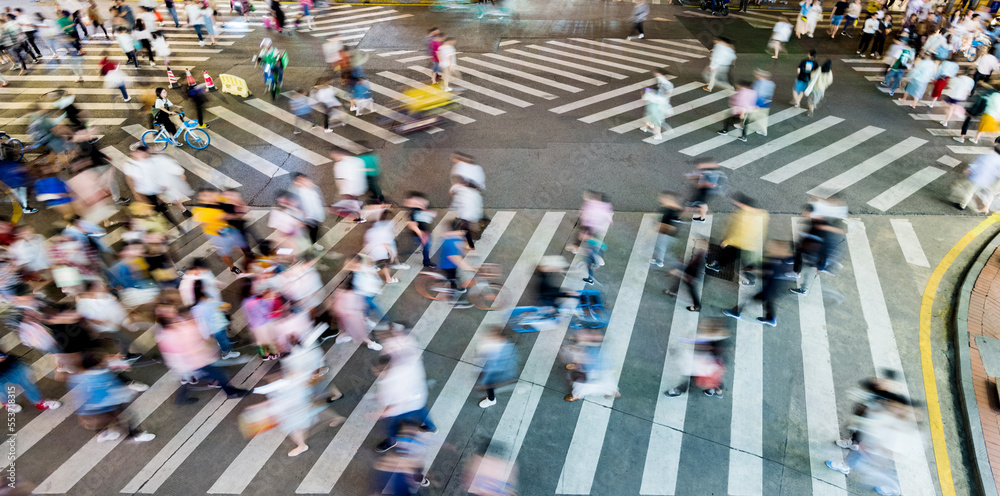 Obraz premium Crowd of people crossing the crosswalk