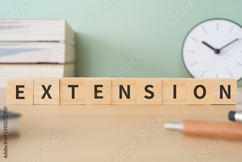Fotografie EXTENSIONと書かれたブロックが置かれたデスク