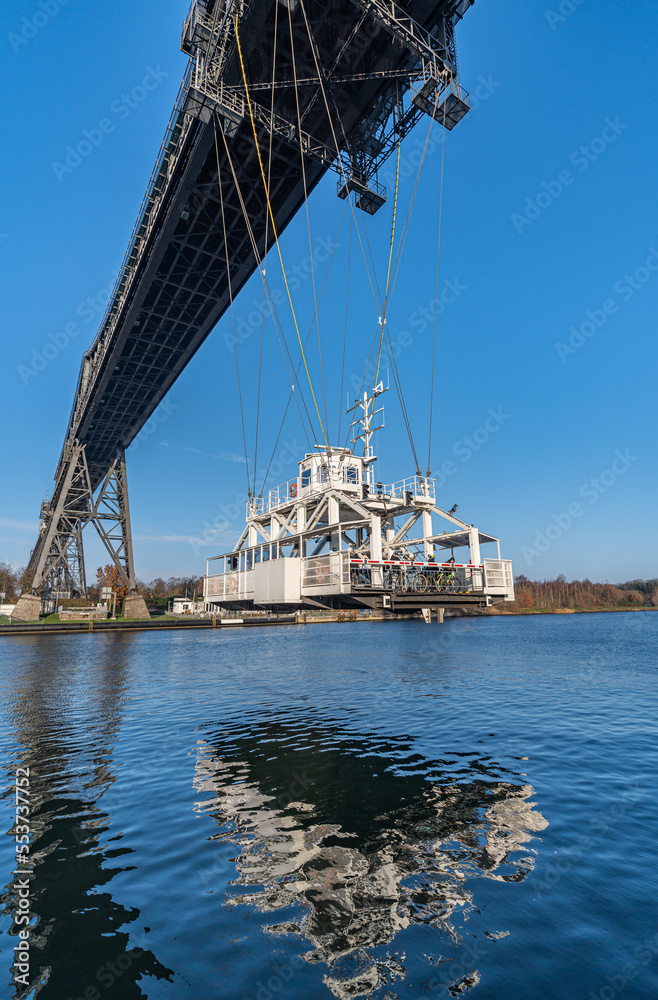 Die Rendsburger Hochbrücke mit der Schwebefähre am  Nord-Ostsee-Kanal. 