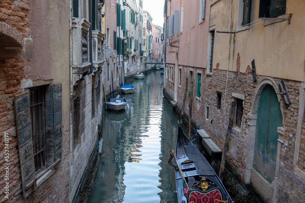 Kanal in Venedig mit Gondeln 