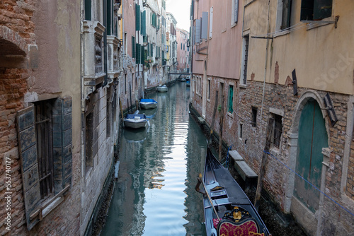 Kanal in Venedig mit Gondeln  © carolindr18