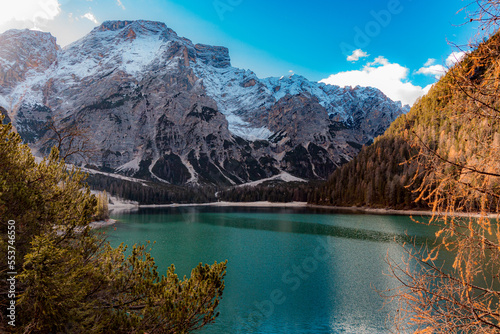 Vista do Lago Braies na região das Dolomitas na Itália
