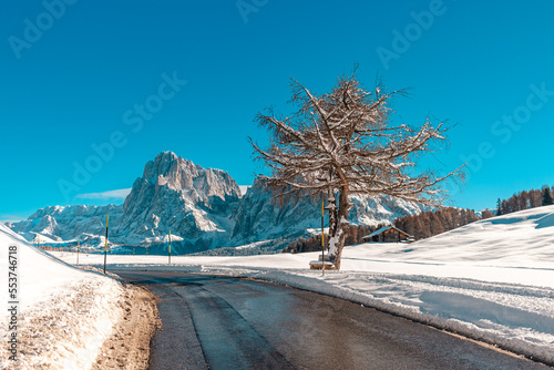 Paisagem coberta de neve no alpi di siusi na região das Dolomitas em Ortisei na Itália photo