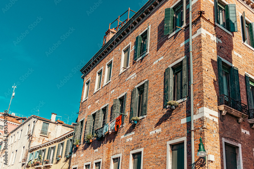 Detalhe das janelas com persianas verdes em Burano na Itália