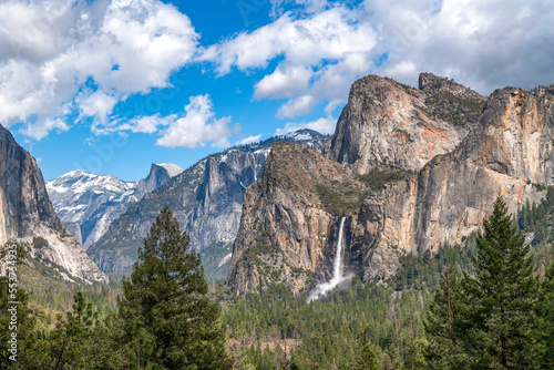 The Majestic Beauty of Yosemite Valley and Bridalveil Fall