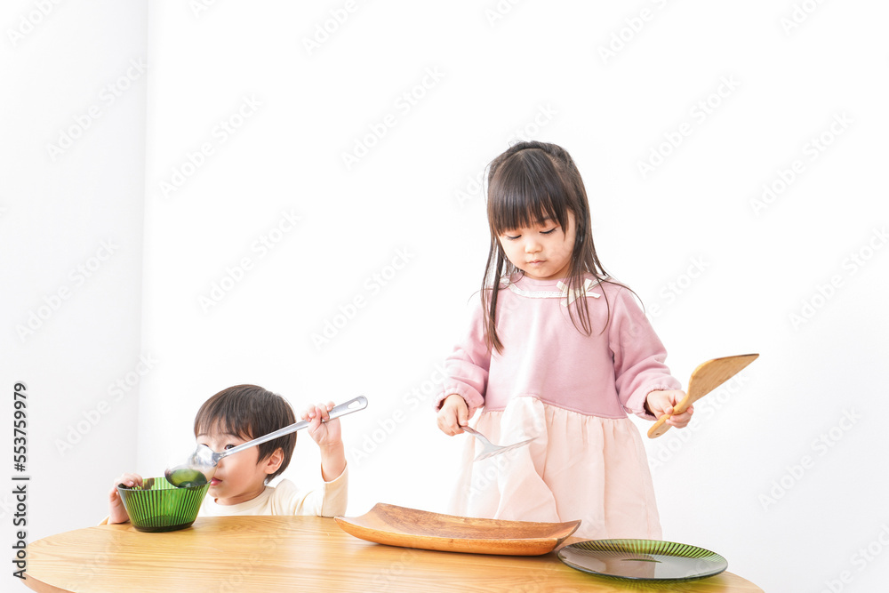 おままごとをする子どもたち おままごとをする子どもたち