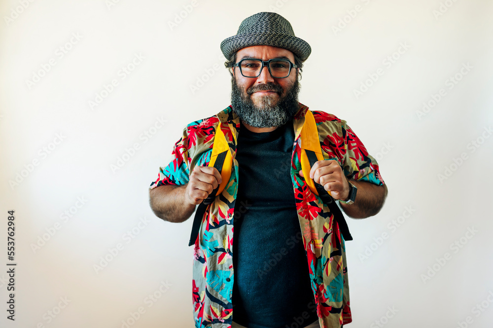 Obraz premium Bearded man in hawaiian shirt and backpack