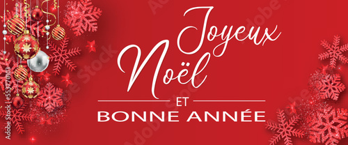 carte ou bandeau pour souhaiter un Joyeux Noël et une Bonne année en blanc sur un fond rouge et de chaque coté des flocons de neige des paillettes et des boules de Noël de couleur rouge, blanche et or