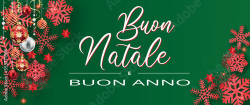 biglietto o striscione per augurare Buon Natale e Felice Anno Nuovo in bianco su fondo rosso e su ogni lato fiocchi di neve, glitter e palline di Natale in rosso, bianco e oro