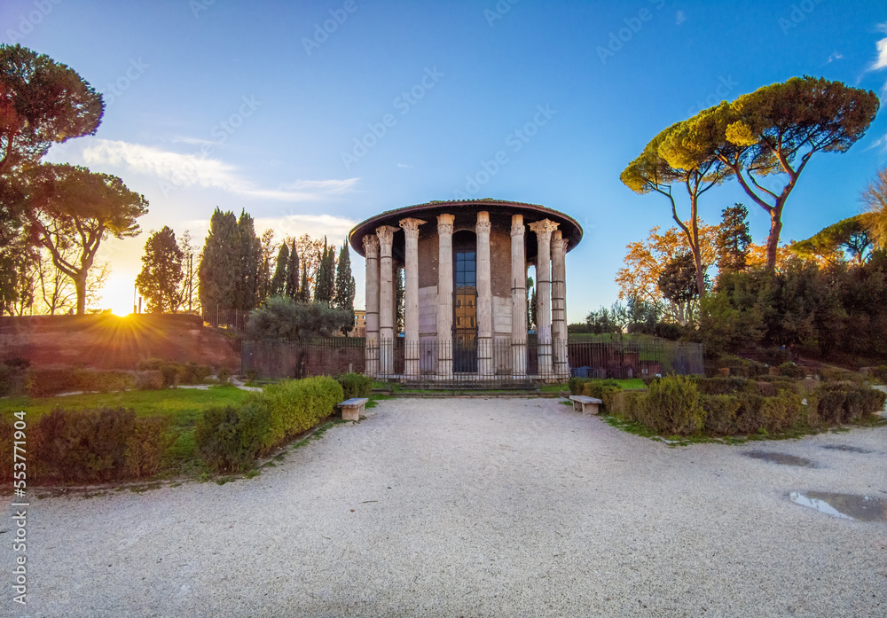 Obraz premium Rome (Italy) - The Tiber river and the monumental Lungotevere street in the metropolitan capital of Italy. Here in particular the Bocca della Verità square in the Lungotevere street.