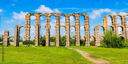 Fotografia The Acueducto de los Milagros, Miraculous Aqueduct, is a ruined Roman aqueduct bridge
