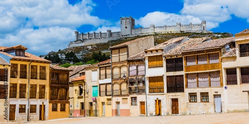 Foto Medieval houses of the Plaza del Coso, with the castle as background