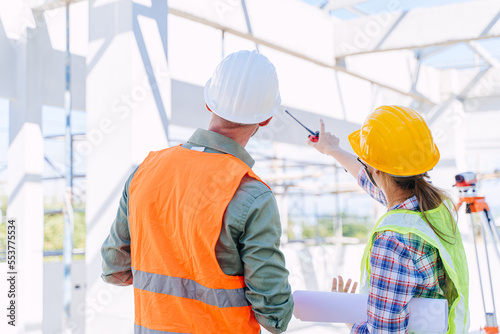 Foto Engineer builder architect team working check roof beam construction progress structure building