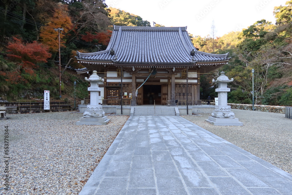 A Japanese temple in Osaka : a view of Kannon-do Hall in the precincts of Minohsan-ryuuan-ji Temple 大阪にある日本のお寺：箕面山龍安寺境内にある観音堂の風景