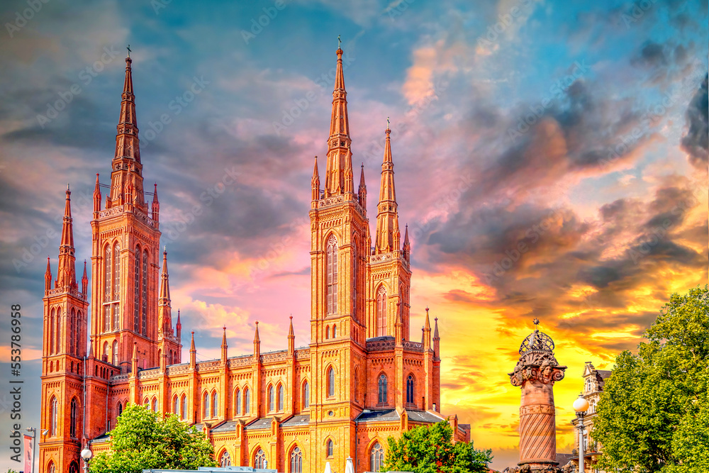 Obraz premium Rote Kirche, Wiesbaden, Hessen, Deutschland
