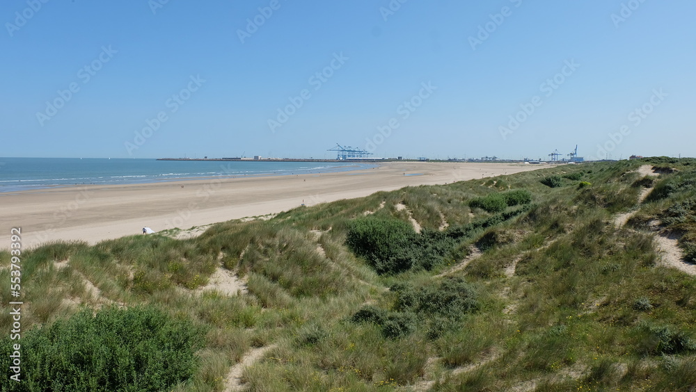 Belgien Küste mit Krananlage und Wege in der Düne