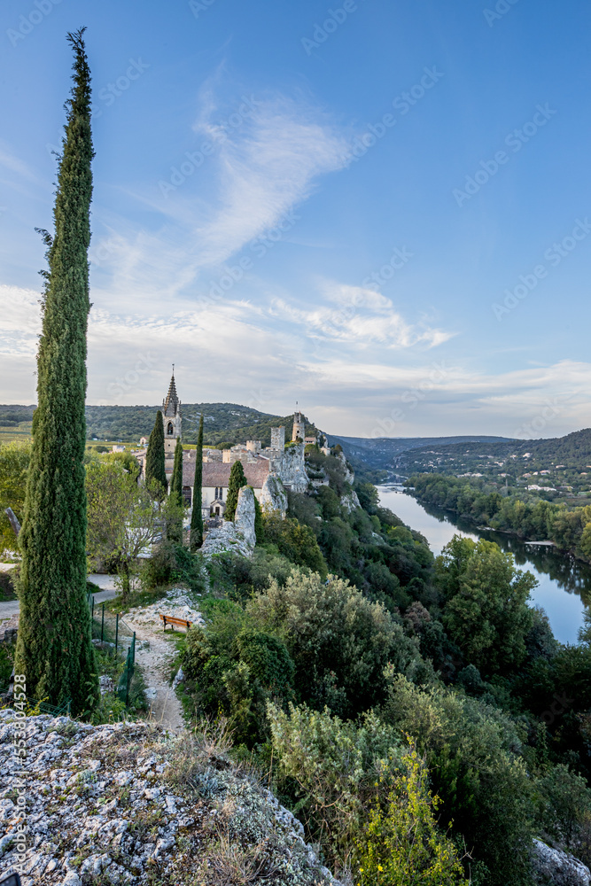 Vue sur le village d'Aiguèze dans le Gard, au bord de l'Ardèche
