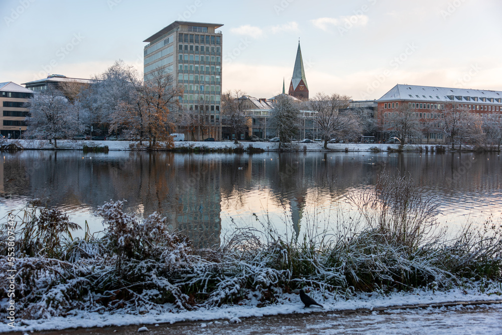 Kiel, 8. Dezember 2022, der erste Schnee diesen Jahres ist gefallen. Winterliche Impressionen in der Innenstadt, dem Hiroshimapark und dem Hafengebiet