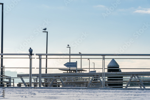 Kiel, 8. Dezember 2022, der erste Schnee diesen Jahres ist gefallen. Winterliche Impressionen in der Innenstadt, dem Hiroshimapark und dem Hafengebiet photo