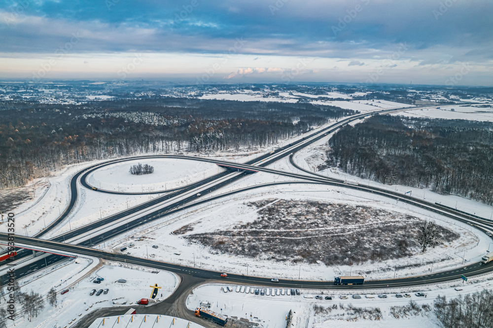 Autostrada A1 na Śląsku w Polsce zimą z lotu ptaka, ostatni węzeł komunikacyjny w Polsce w Gorzyczkach