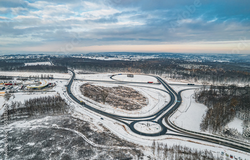 Autostrada A1 na Śląsku w Polsce zimą z lotu ptaka, ostatni węzeł komunikacyjny w Polsce w Gorzyczkach