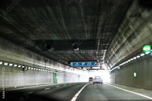 Fahrt durch den Tunnel in den Urlaub, verwischt, Autobahn nach Bozen und Bregenz, Brenner 