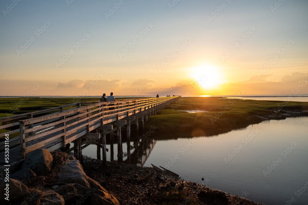 Obraz premium Sunset on a bridge in Cape Cod