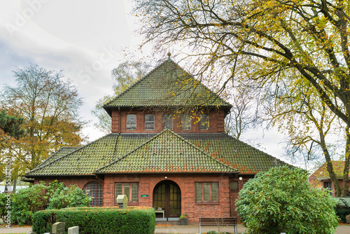schöne alte Kapelle Ziegelbau auf einem Friedhof in Hamburg