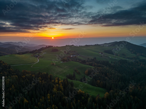 Sonnenuntergang im Schwarzwald im Herbst