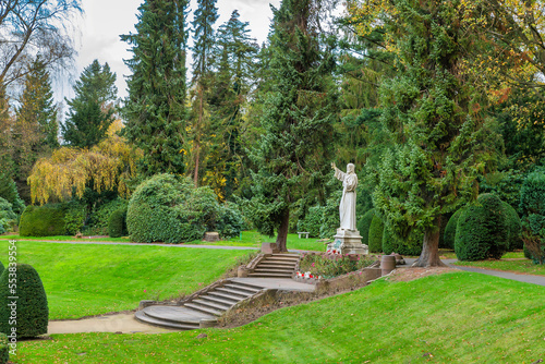 sehr große Jesusstatue am Ende einer großen Treppe
 auf einem Friedhof in Hamburg photo