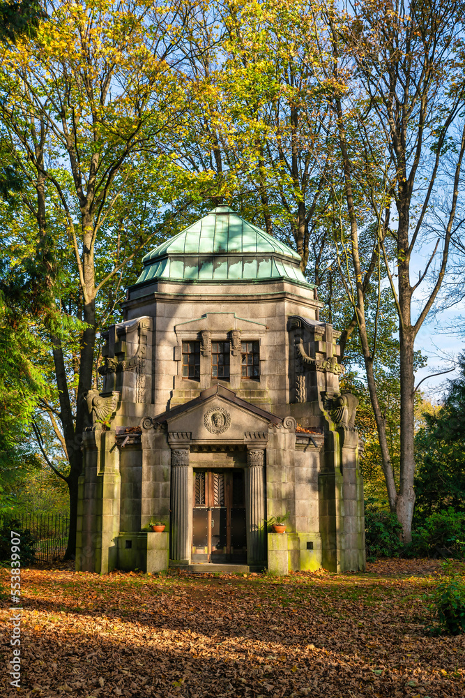 schönes altes Mausoleum auf einem Friedhof in Hamburg