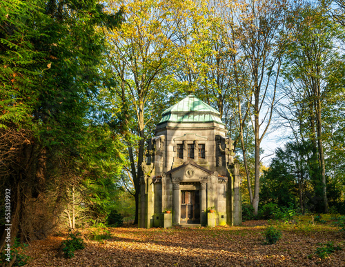 sehr schönes altes Mausoleum auf einem Friedhof in Hamburg