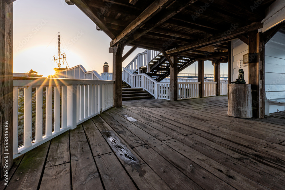Obraz premium ‘Alte Liebe’ (‘Old Love’), famous observation deck in Cuxhaven, Germany at the river Elbe at sunset