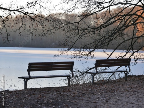 Parkbänke am Bramfelder See mit Eis