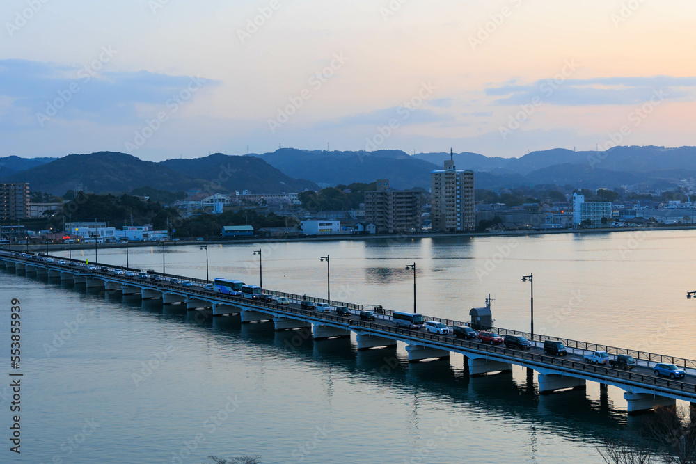Fototapeta premium 夕暮れの唐津市松浦川と町並み「佐賀県」