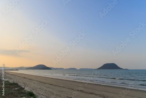 夕日に染まる唐津湾と砂浜