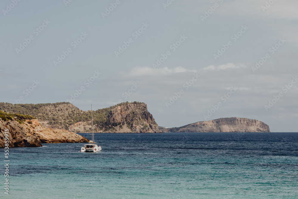 La mer et les falaises sous le soleil d'Ibiza