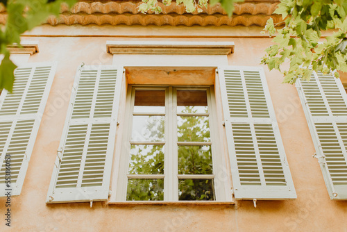 Les volets ouverts de la maison provençale