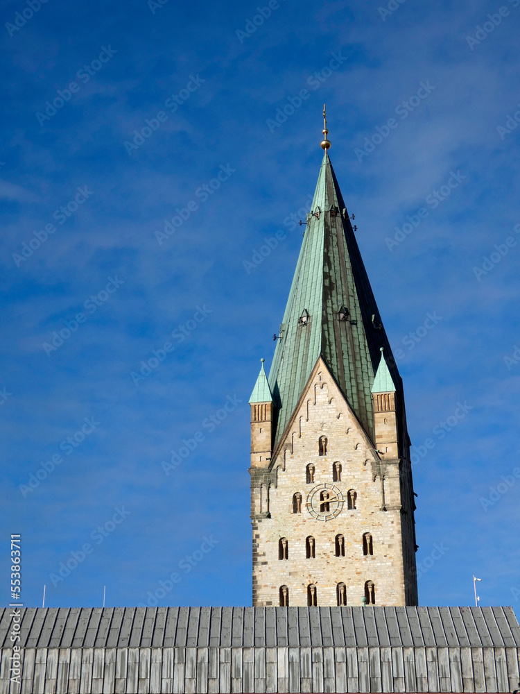 Paderborner Dom und blauer  Himmel