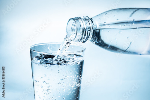 Nalanie orzeźwiającej wody do szklanki