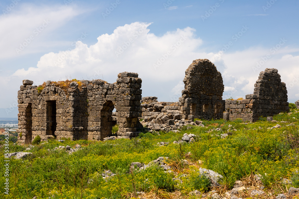 Obraz premium Roman Baths of Sillyon acropolis. Ancient remains near town of Serik, Antalya Province, Turkey.