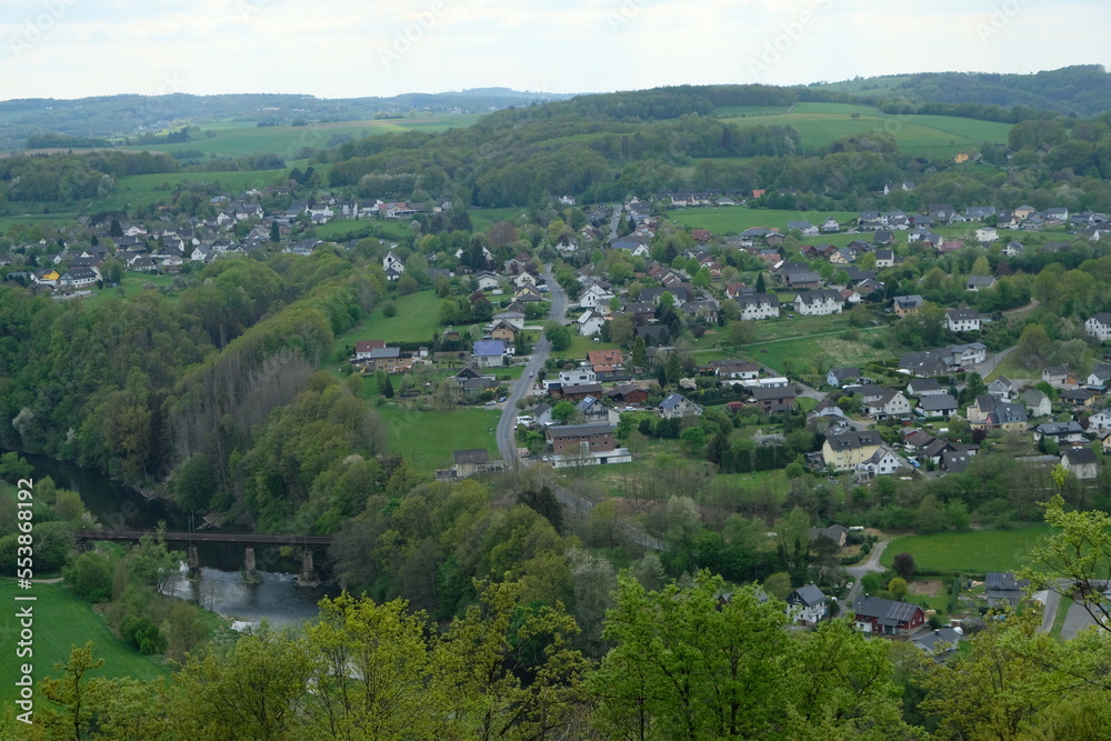 FU 2022-04-30 AuSchladern 232 Weitläufiger Blick über eine Landschaft mit Dorf