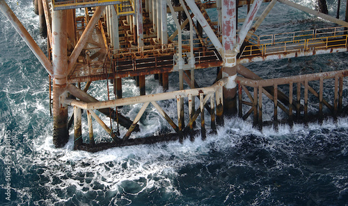Konstfotografi turbulent seas at the lower deck of an older generation platform on Bass Strait-
