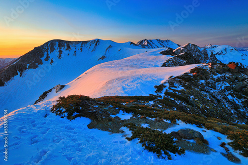 朝焼けの剣御前から立山連峰へ続く残雪の稜線