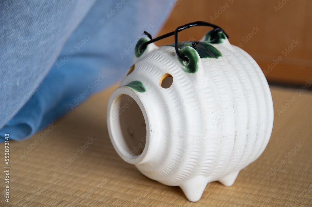 ブタの蚊取り線香と蚊帳 日本の夏の風景 The scene of Japanese summer a pig pottery