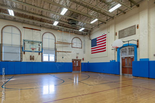 Bilde på lerret Nondescript US gymnasium with wood floors and blue wall padding found at a typical middle or high school
